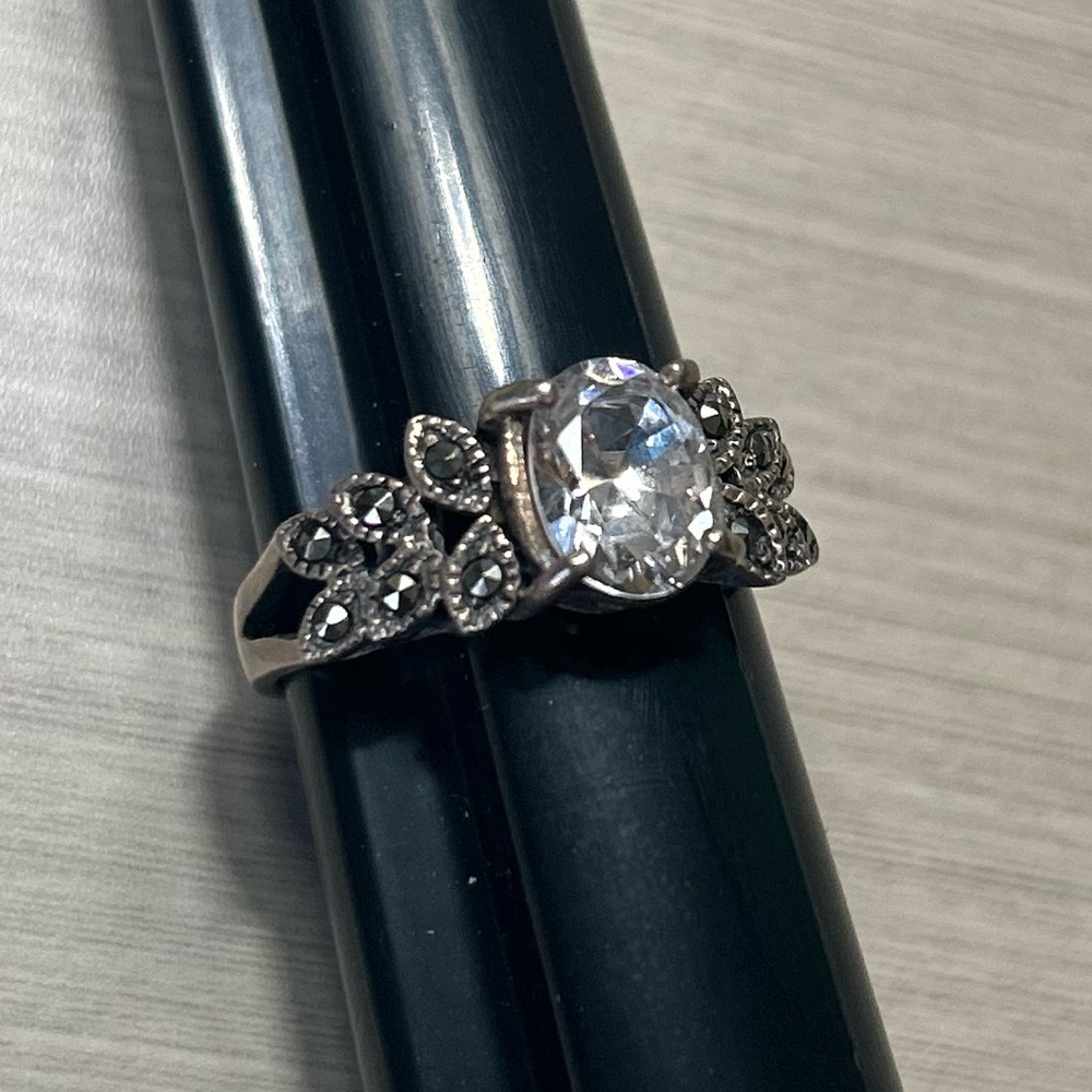 Elegant Sterling Silver Ring with Clear Gemstone Size 8.5-9